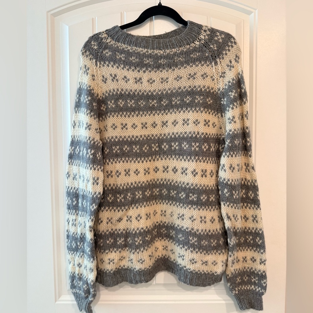Gray and Cream Patterned Women's Wool Sweater Size Large- See Measurements